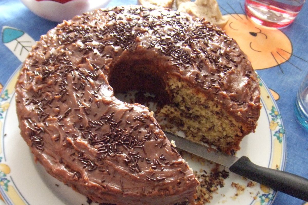 Bolo de formigueiro calda de chocolate saboroso minha avó ensinou