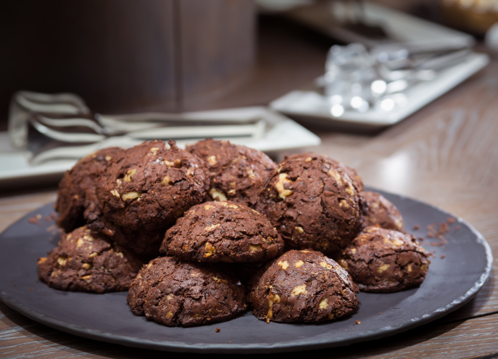 Cookies de chocolate e nozes aprenda essa receita caseira para o café