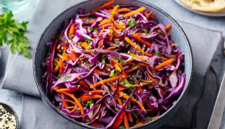 Salada colorida com repolho cru, prática e deliciosa; confira a receita