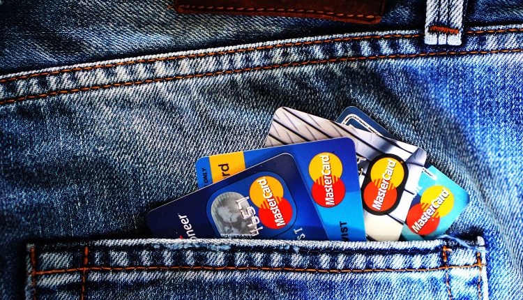 Mastercard Gold oferece benefícios de seguros em compras; veja como funciona
