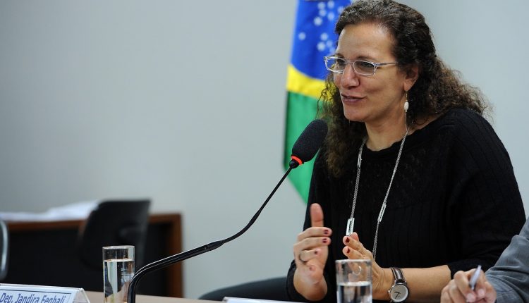 Deputada volta a criticar Bolsonaro após o Butantan suspender produção da vacina CoronaVac