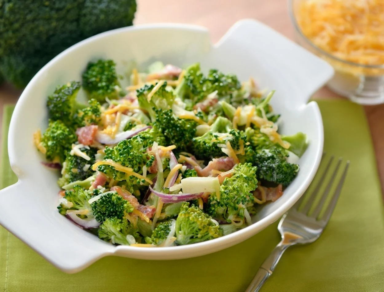 Salada de brócolis com folhas