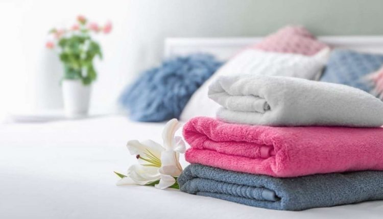 Como limpar toalha de banho com mofo: confira dicas simples para retirar manchas e odores