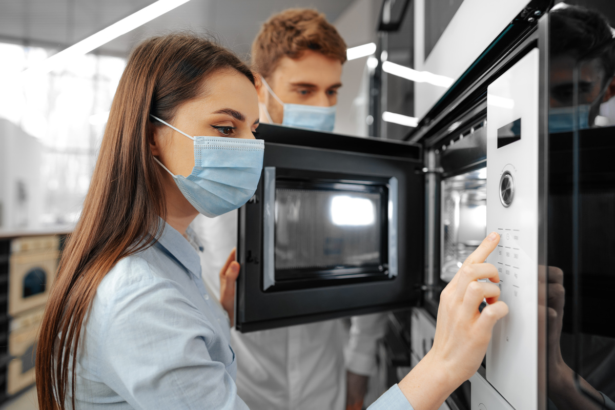 Nunca mais coloque esses 7 alimentos em seu micro-ondas: você está colocando seu eletrodoméstico em risco - fonte: Freepik