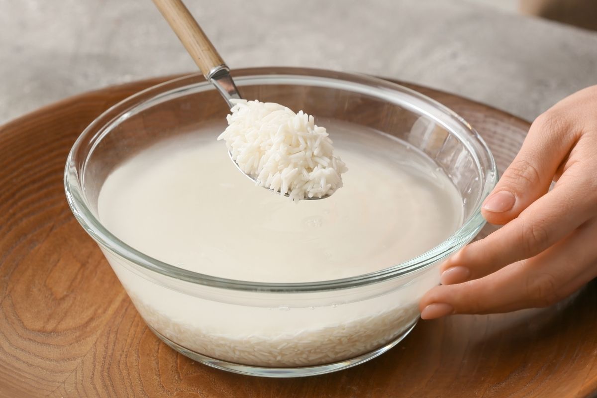 Água de arroz faz o cabelo crescer? Veja agora se é verdade e saiba como fazer - Reprodução: Canva