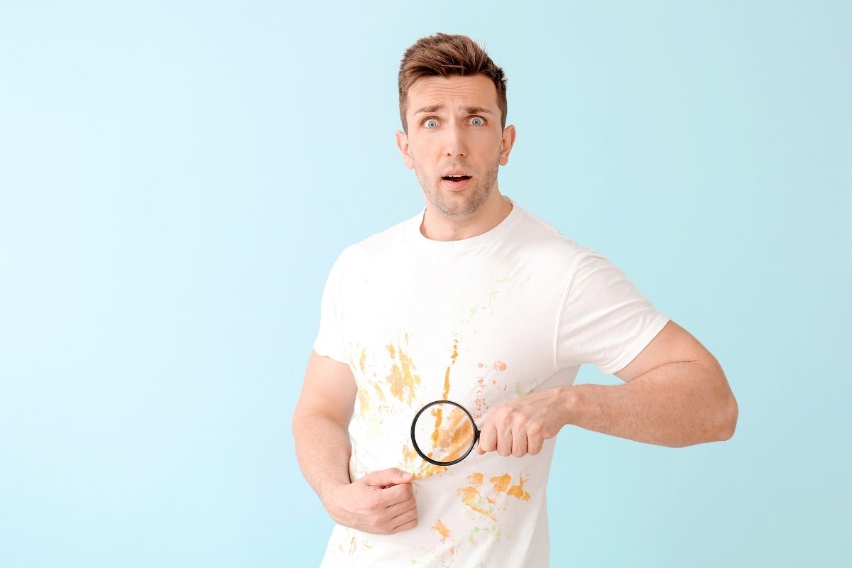 Como tirar mancha de ferrugem de roupa branca usando uma misturinha caseira mágica - Reprodução: Canva