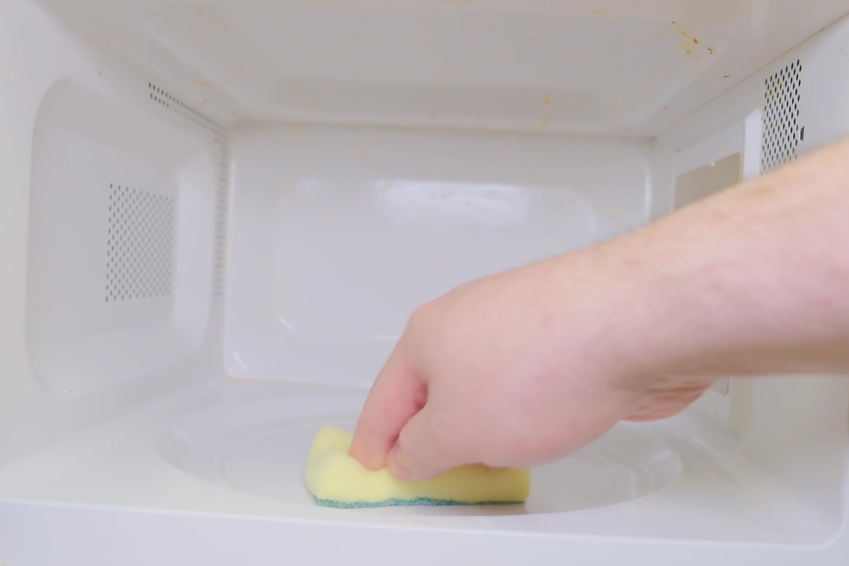 Como limpar micro-ondas por dentro? Truques para higienizar corretamente