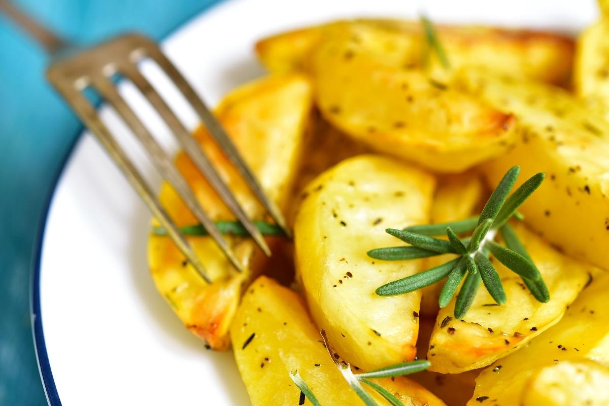 Batata ao murro Receita inovadora e prática, aprenda e se delicie. Reprodução Canvas