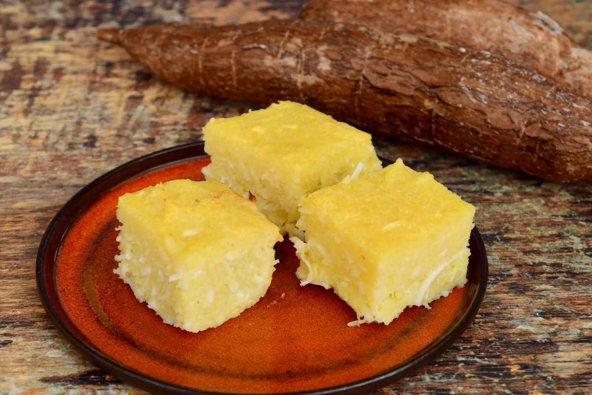 Como fazer bolo de aipim no liquidificador? Receitinha fácil e saborosa! (Fonte: Canva Pro)