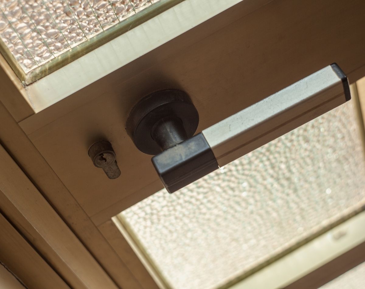 Como limpar porta de alumínio com vidro? Com apenas 1 ingrediente tudo ficará brilhando - foto: Canva