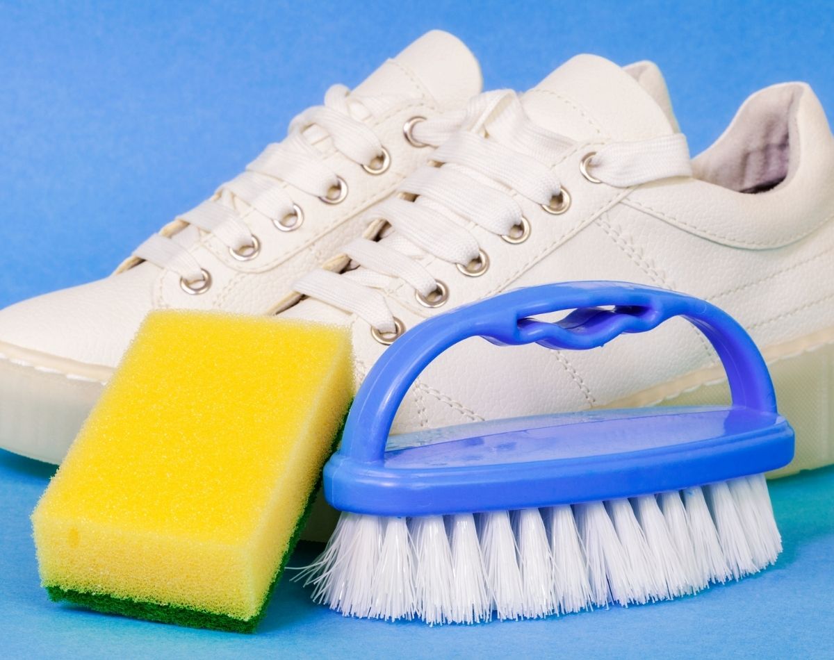 Como limpar tênis branco com pasta de dente e bicarbonato? Veja como deixar branquinho! - foto: Canva