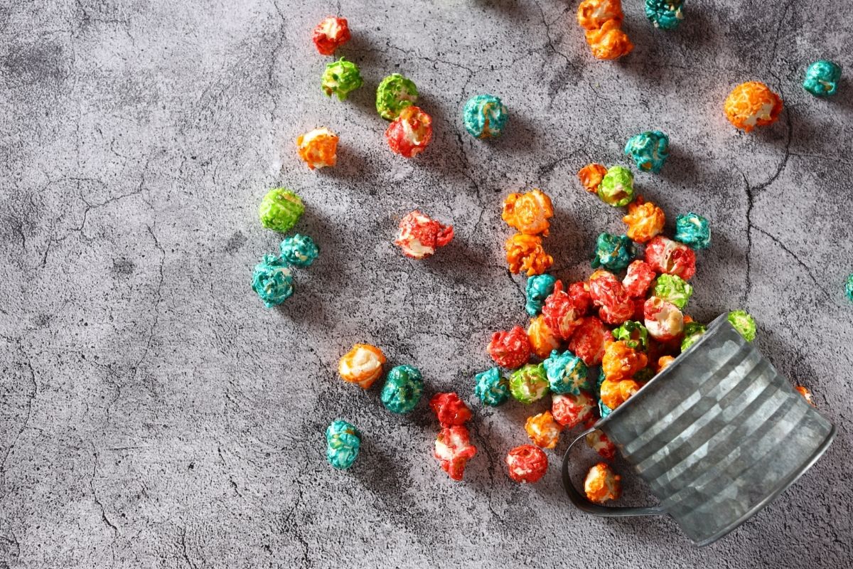 Como fazer pipoca doce vermelha com corante na panela: confira essa receita e nunca mais fará outra - Foto: Canva Pró