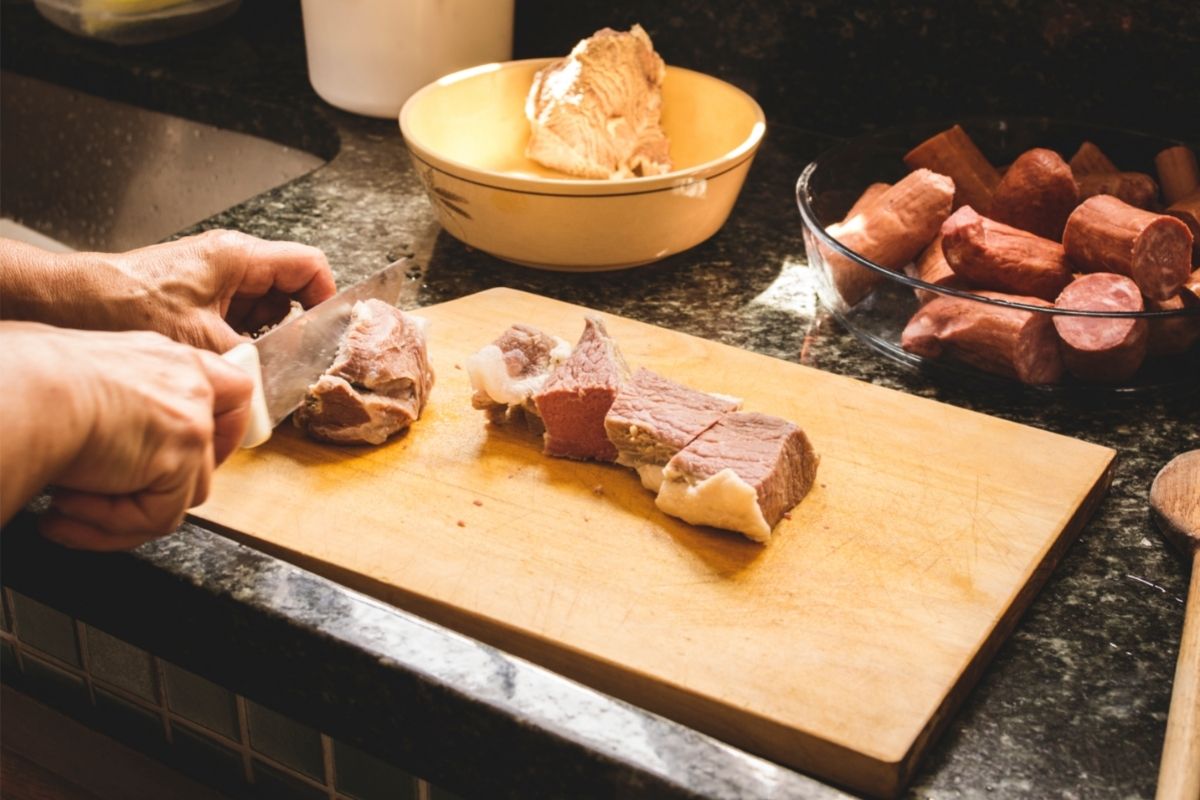 Como dessalgar as carnes da feijoada? Aprenda aqui 3 técnicas diferentes! - Foto: Canva Pró