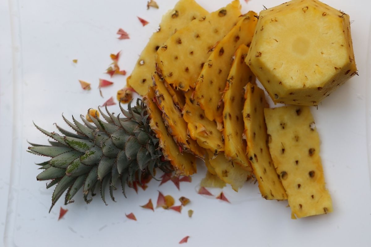 Chá de casca de abacaxi! Nunca mais jogue fora as cascas de abacaxi/ Fonte: Canva