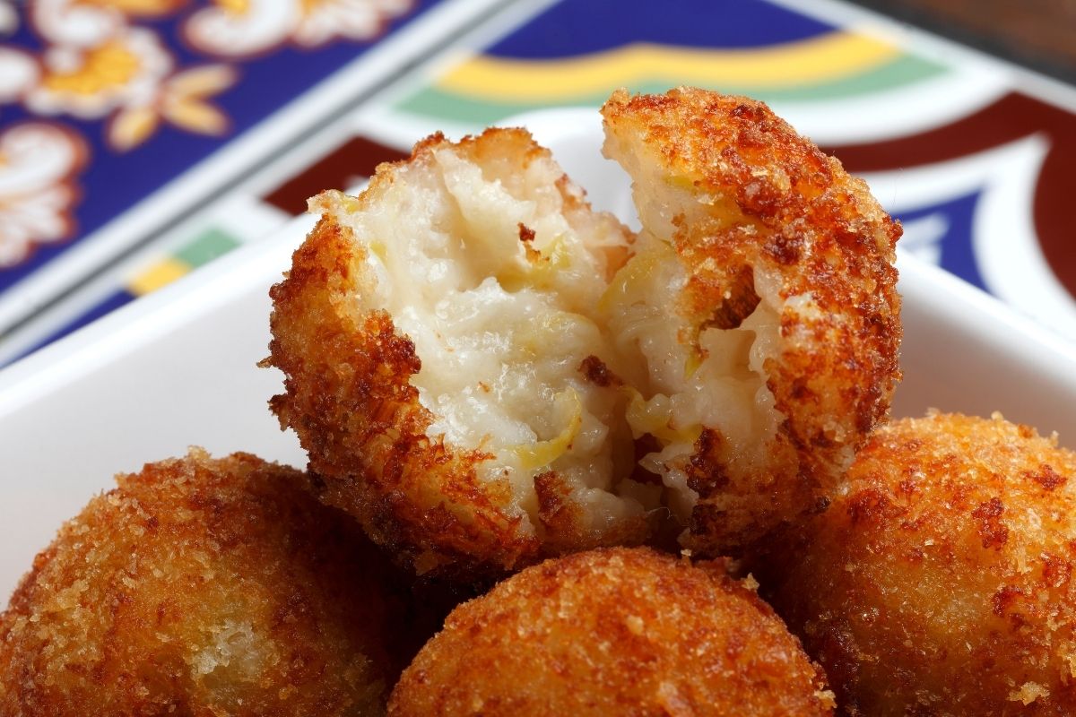 Como fazer bolinho de arroz? Aprenda como fazer bem crocante/ Fonte: Canva