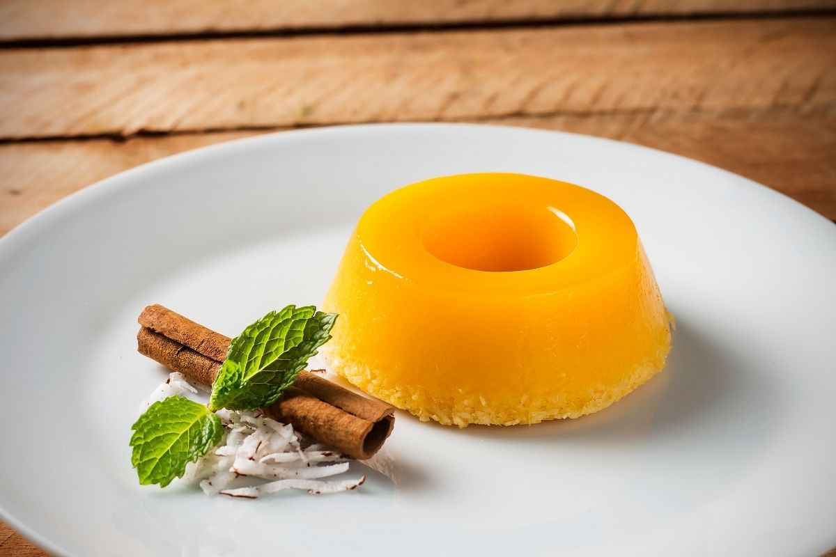 Como fazer quindim: Veja como é fácil e fica bem cremoso/ Fonte: Canva