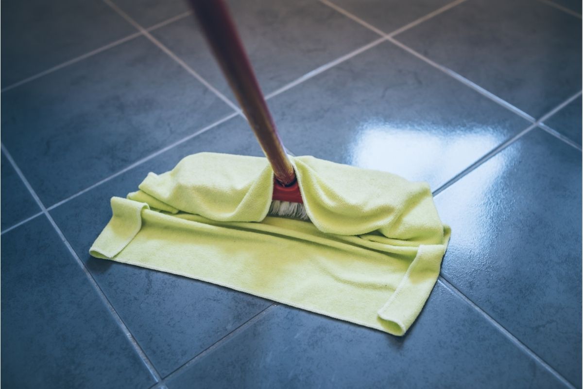 Mistura poderosa para desencardir pano de chão: veja como é simples fazendo assim! - Foto: Canva Pró