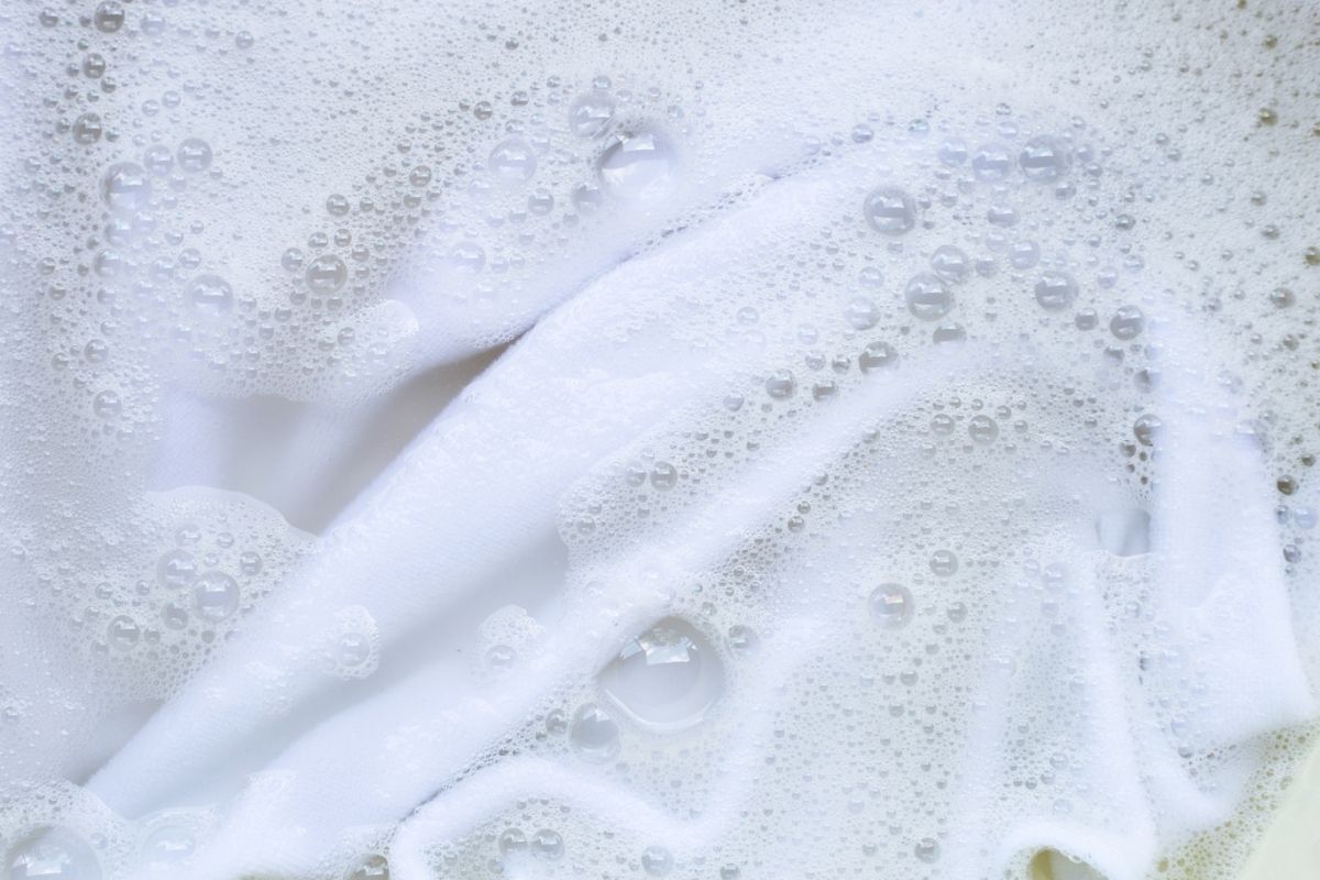 Mistura poderosa para desencardir pano de chão: veja como é simples fazendo assim! - Foto: Canva Pró