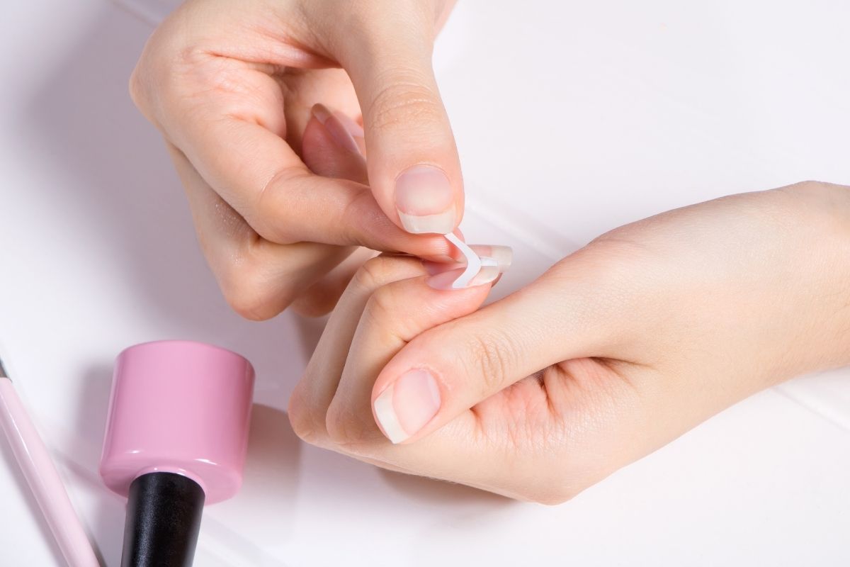 aplicação de adesivo de unhas - canva