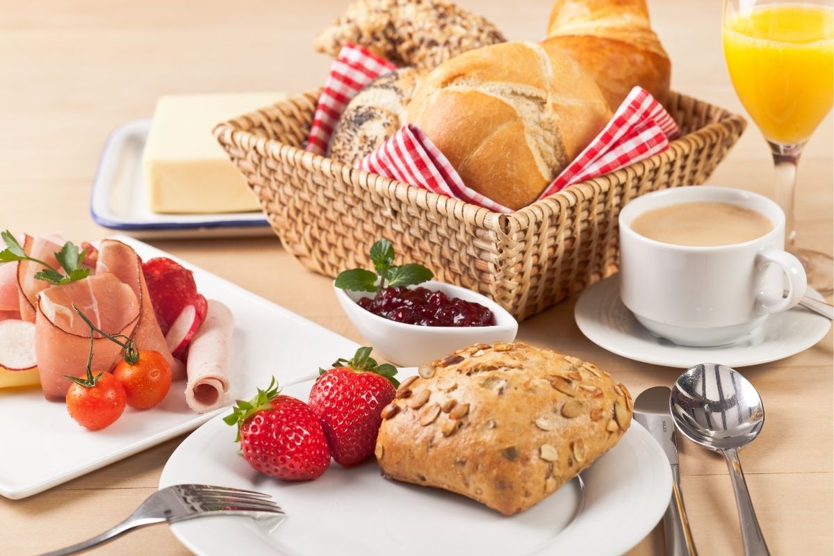 Cesta de café da manhã simples o que colocar? Veja essas dicas
