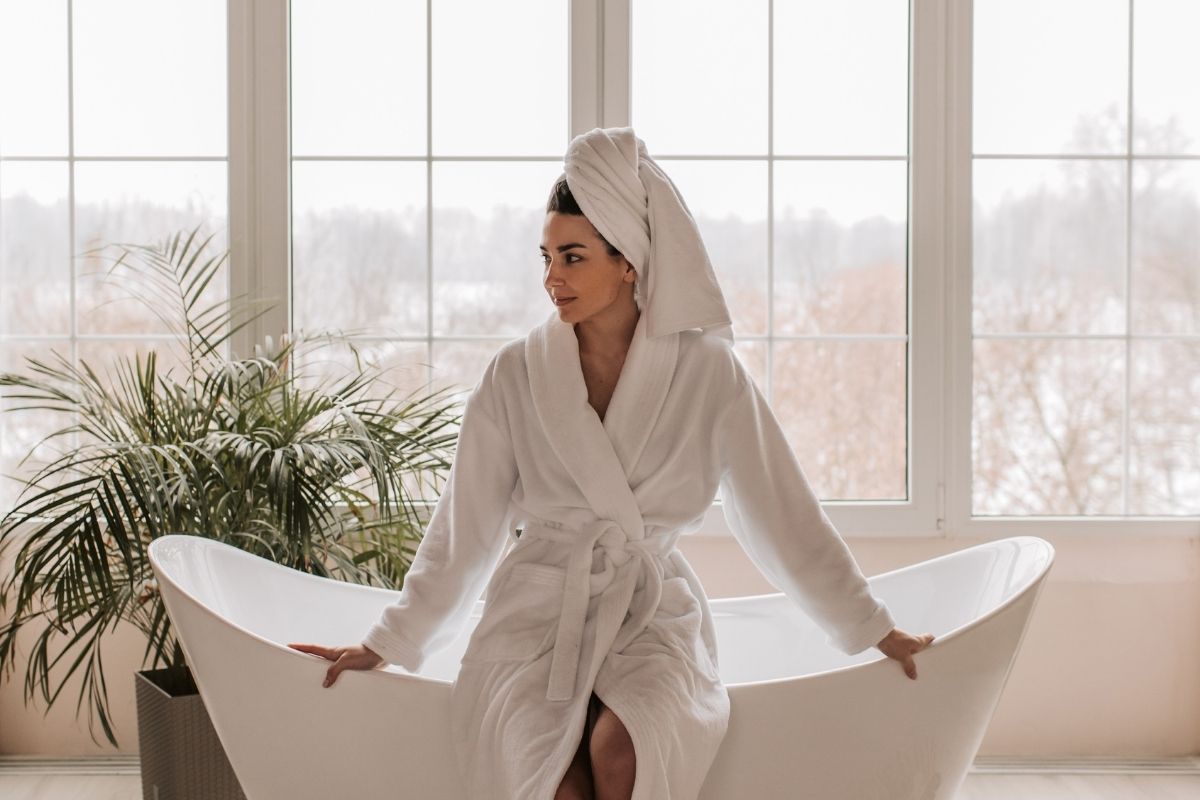 Como fazer banho de assento com bicarbonato? Aprenda como é fácil e eficaz. (Fonte: Canva)