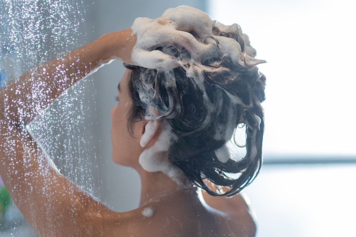 Qual é a temperatura certa da água para lavar o cabelo? Aprenda com essas dicas! - reprodução do canva