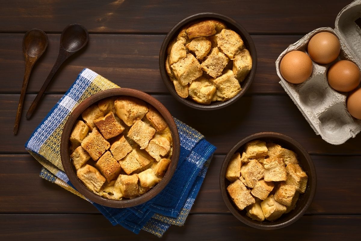 Como fazer pudim de pão: faça de um jeito simples e aproveite os pães dormidos! - Foto: Canva Pró