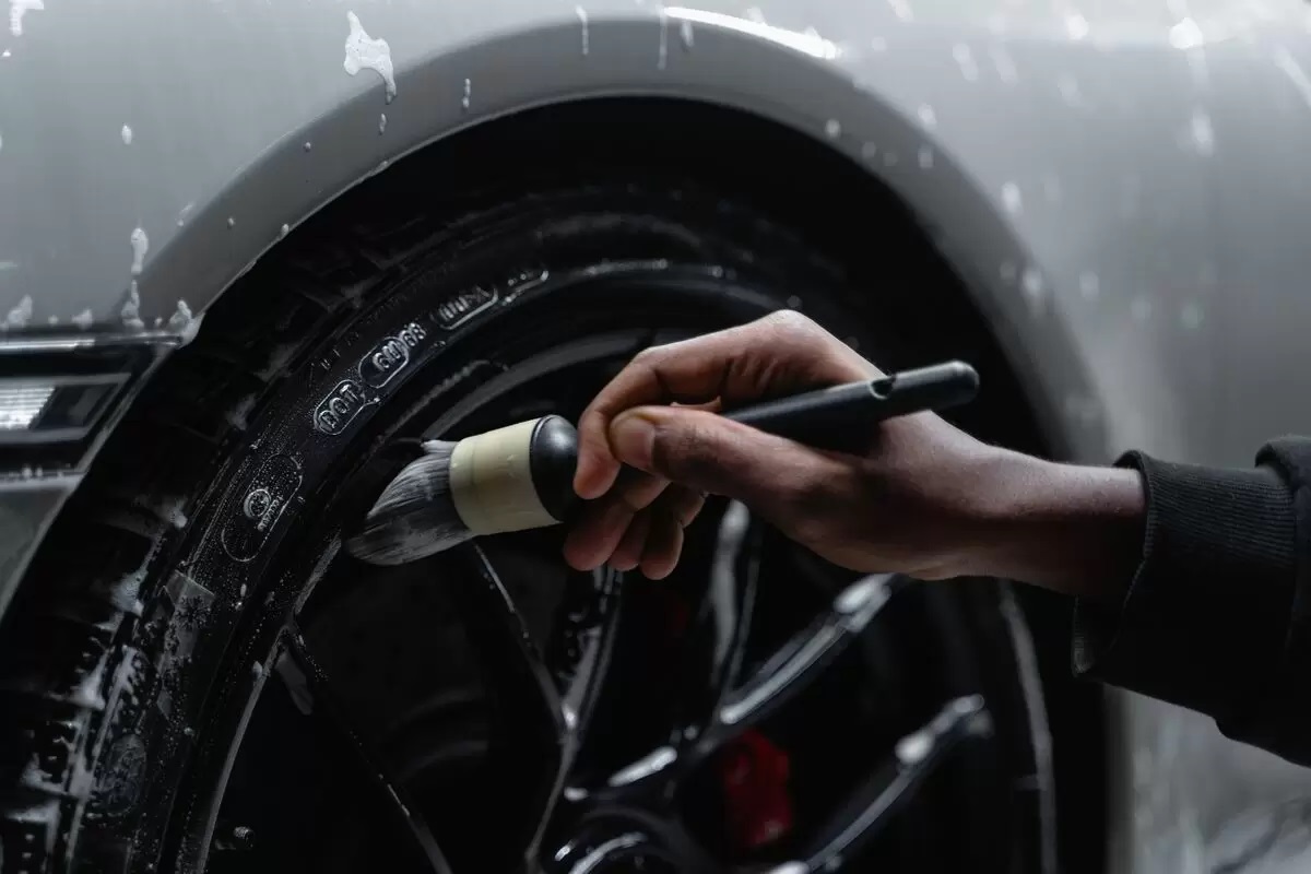 Como fazer pretinho caseiro? Deixe o pneu do carro brilhando sem grudar poeira! | Foto: Portal Vida Livre