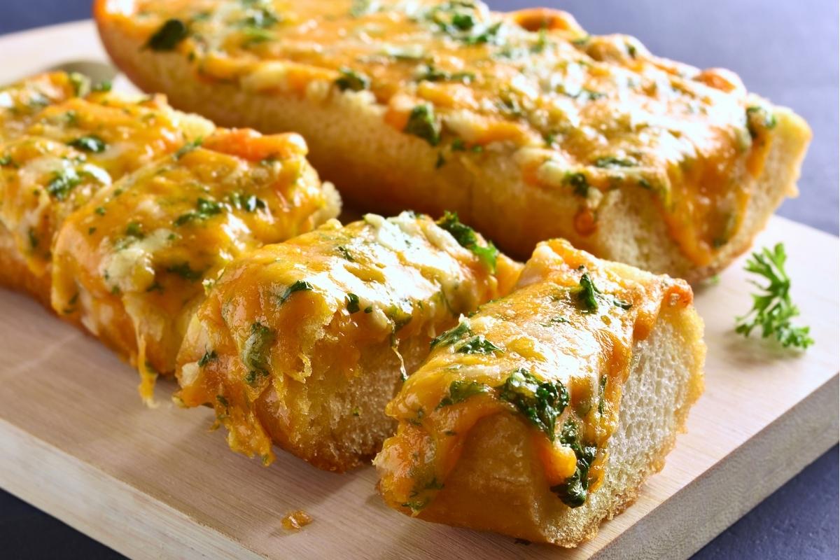 Pão de alho com crosta de queijo Aprenda e se surpreenda com essa receita. Reprodução Canvas Pró