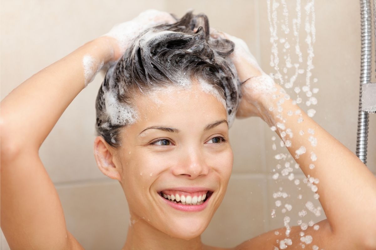 Como usar a temperatura correta do chuveiro para lavar o cabelo? Aprenda com essas dicas | Reprodução: Canva