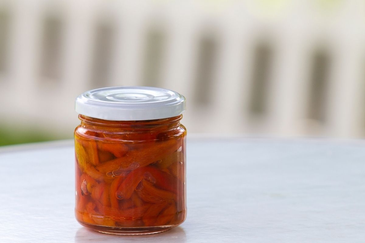 Como fazer conserva de pimenta: dicas do especialista para durar mais! - Fonte: canva Como fazer conserva de pimenta: dicas do especialista para durar mais! - Fonte: canva