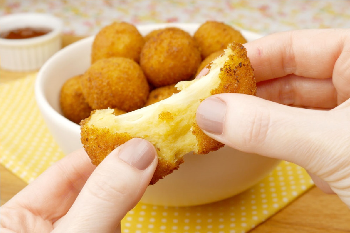 O bolinho de queijo é um das salgados preferidos das festas (Fonte: Cook'n Enjoy)