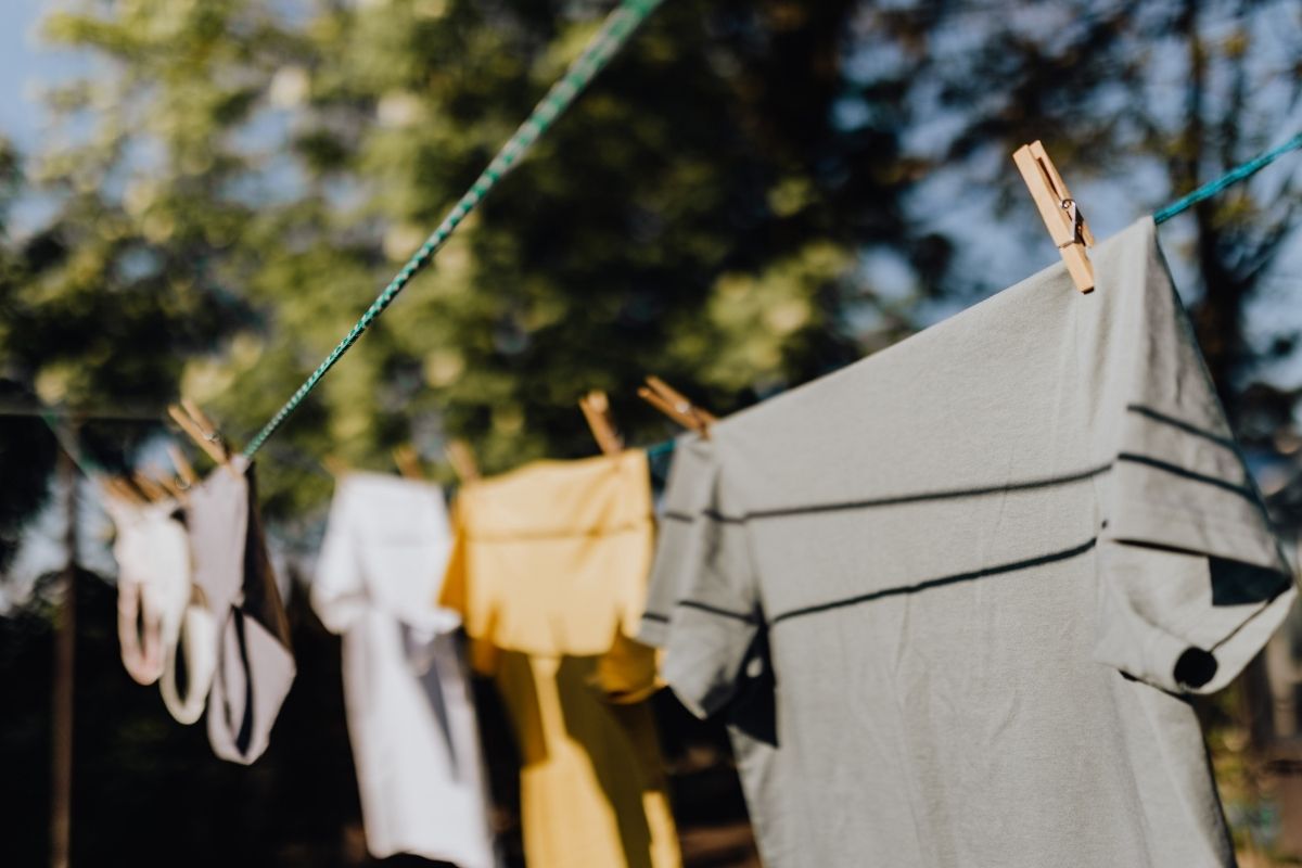 Sabão líquido para lavar roupa: veja como é fácil e rápido