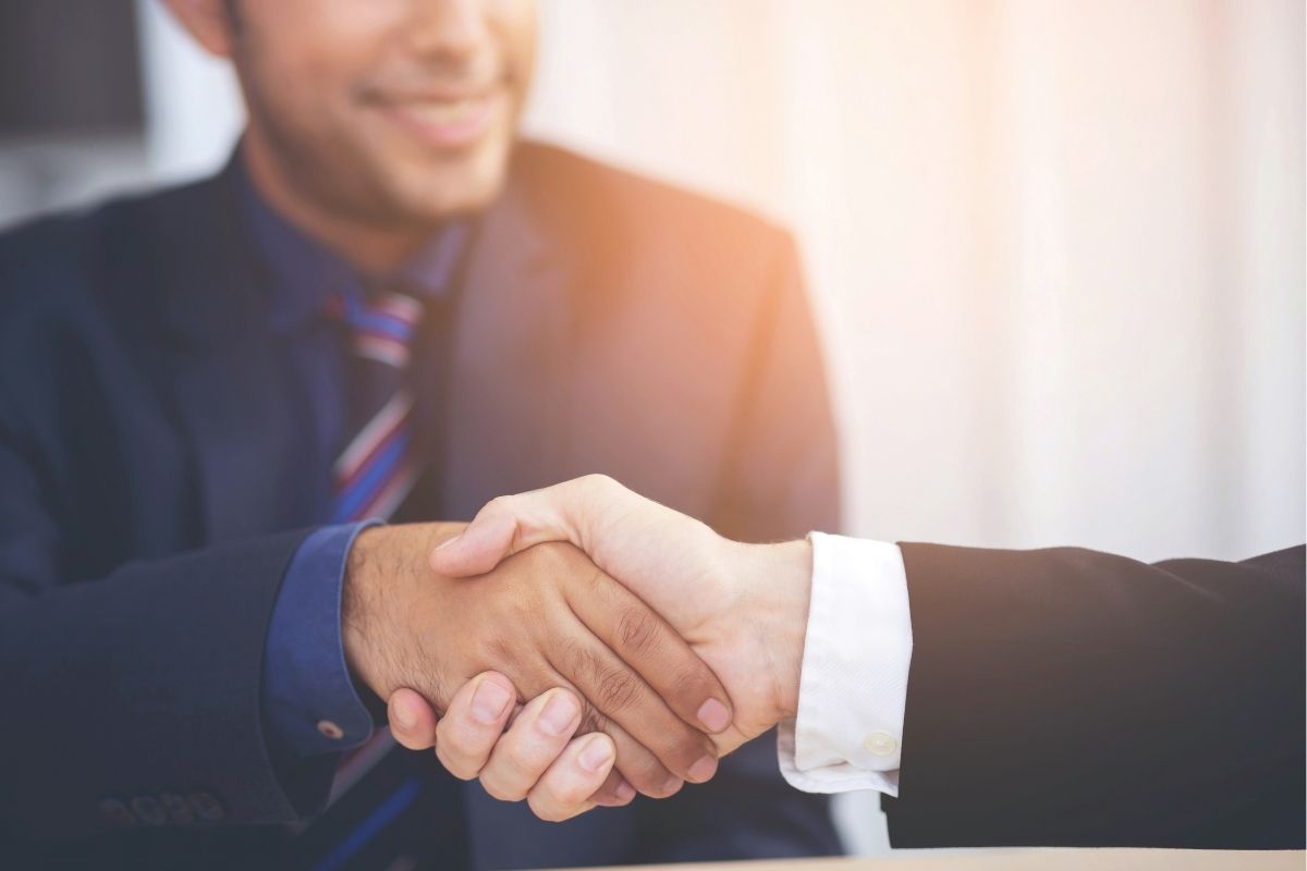 Como ativar a mensagem automática do WhatsApp Comercial?