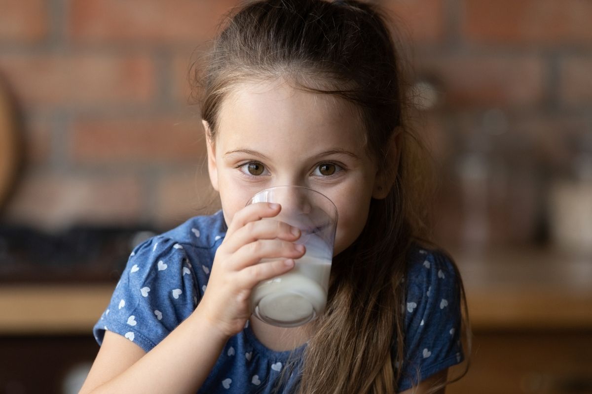 Copo de leite morno: pode ajudar a dormir à noite?