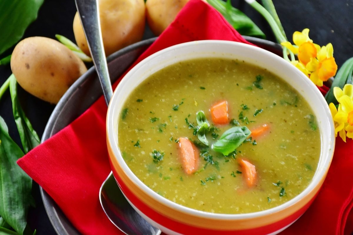 O que comer na dieta da sopa para emagrecer? benefícios e malefícios?