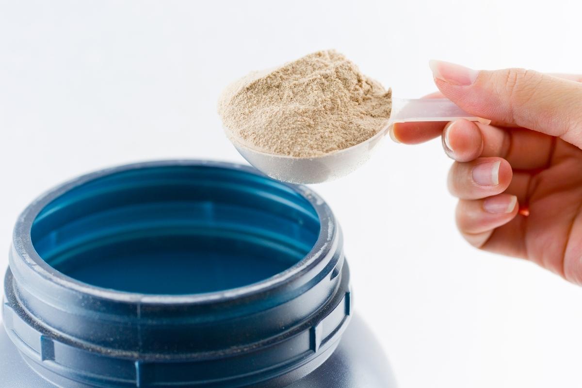 3 benefícios do whey protein: o último NÃO TEM NADA A VER com musculação! - foto: Canva