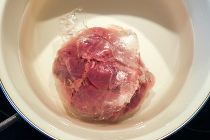 Aprenda como descongelar carne rápido de duas formas! - foto: Canva