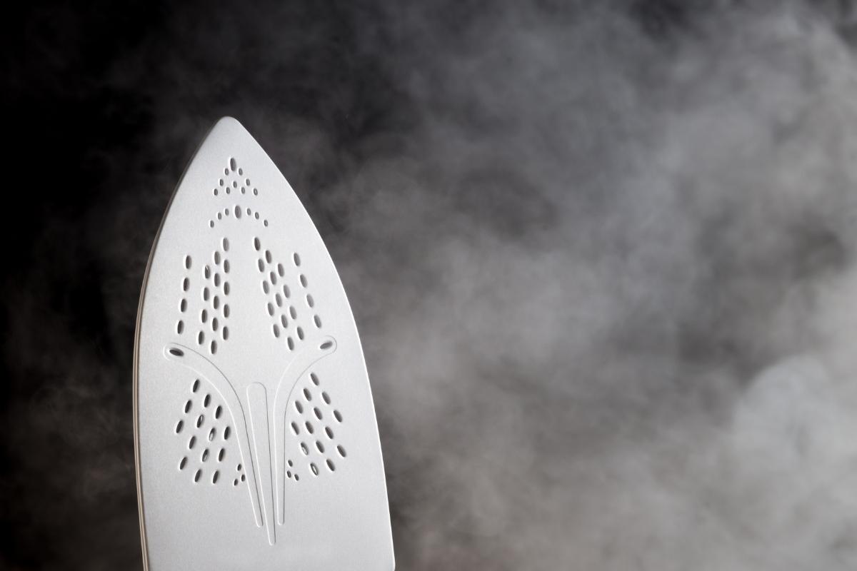 Aprenda como limpar ferro de passar roupa com bicarbonato de sódio - foto: Canva