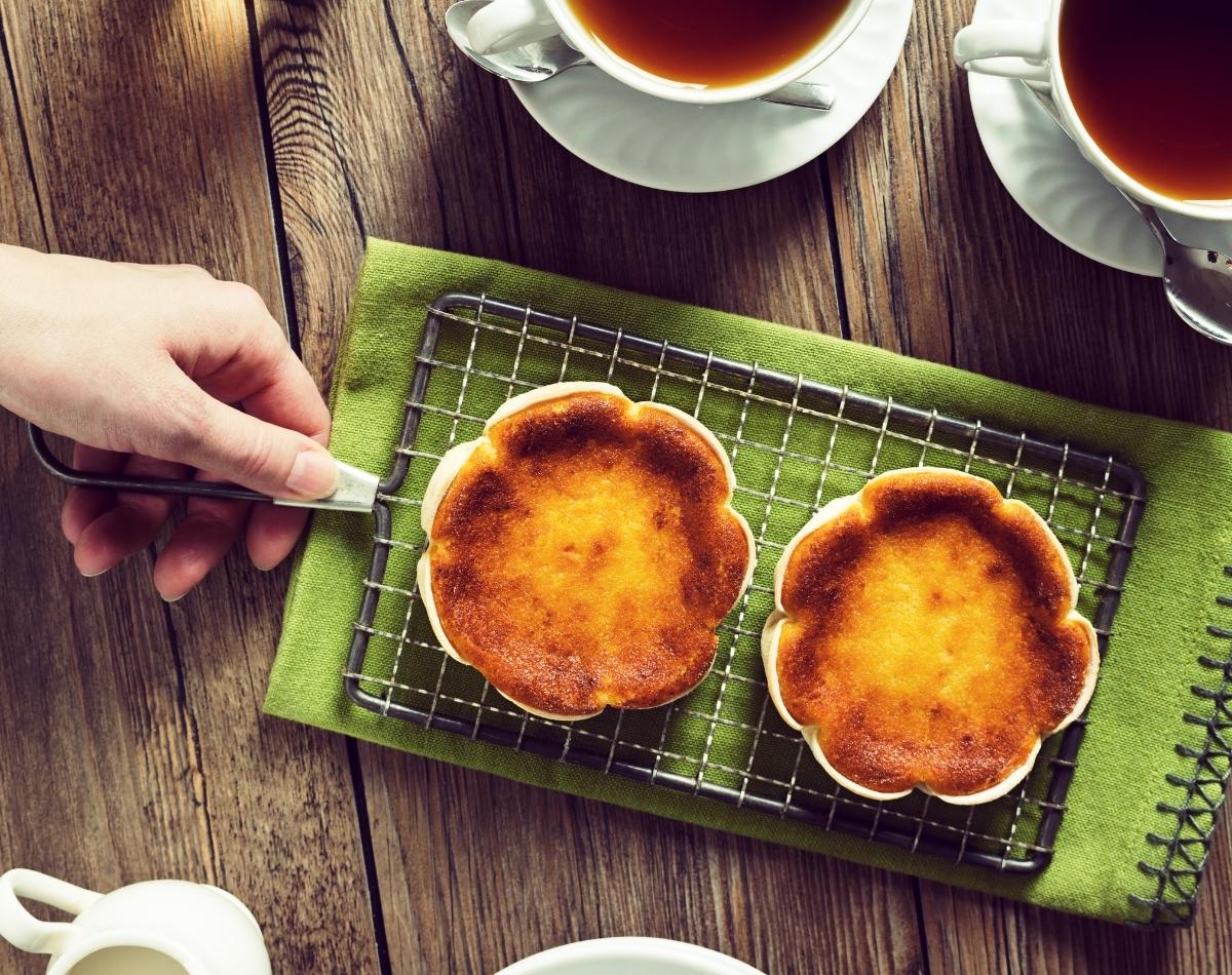 Aprenda em 7 passos uma deliciosa receita de queijadinha - foto: Canva