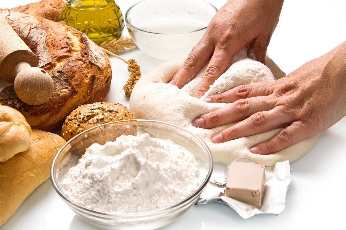 O melhor pão caseiro do mundo se faz assim, com poucos ingredientes e sem demora (Fonte: Canva Pro)