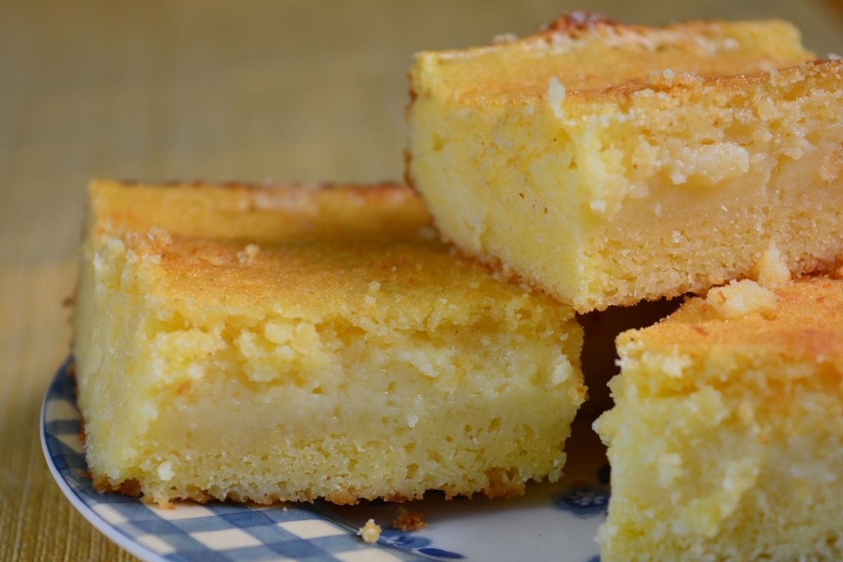 Truque caseiro de como fazer bolo de milho cremoso sem liquidificador: revelei o segredo! (Fonte: Canva Pro)