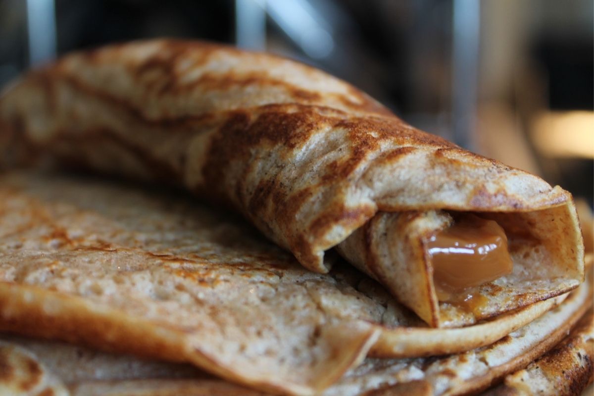 Massa fácil e versátil! top 2 dicas para acertar o jeito de fazer panqueca de doce de leite (Fonte: Canva Pro)