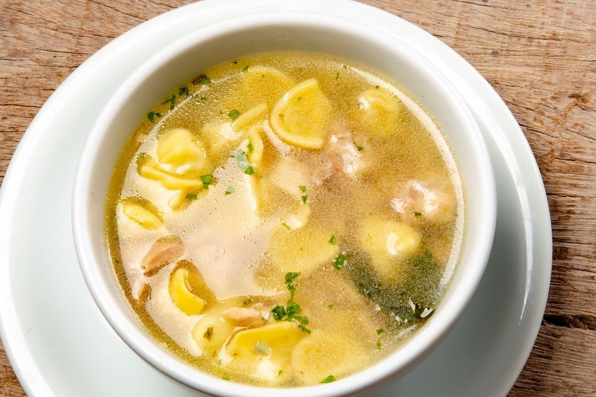 Sopa de Capeletti com legumes caseiro: use o que tem em casa, não precisa gastar muito (Fonte: Canva Pro)