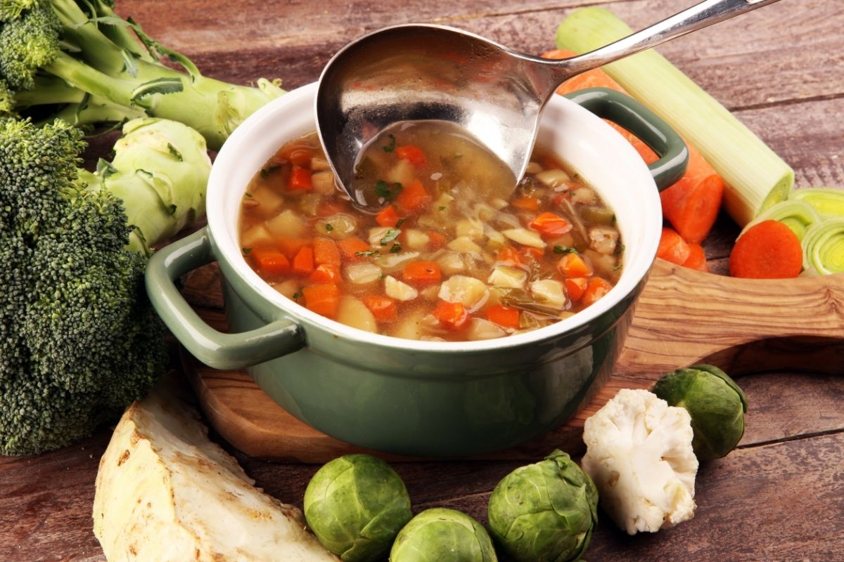 Sopa de Capeletti com legumes caseiro: use o que tem em casa, não precisa gastar muito (Fonte: Canva Pro)