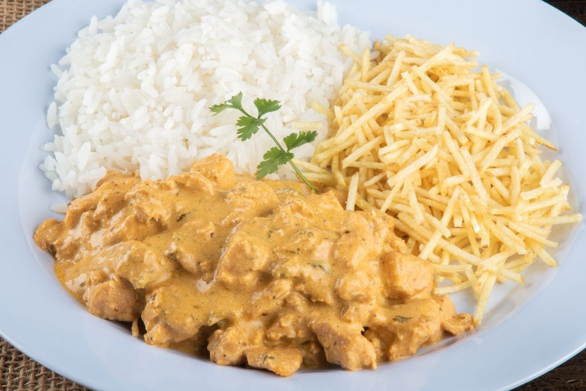 O que precisa para fazer strogonoff de frango simples e rápido? Veja essa receita incrível O que precisa para fazer strogonoff de frango simples e rápido? Veja essa receita incrível (Fonte: Canva Pro)