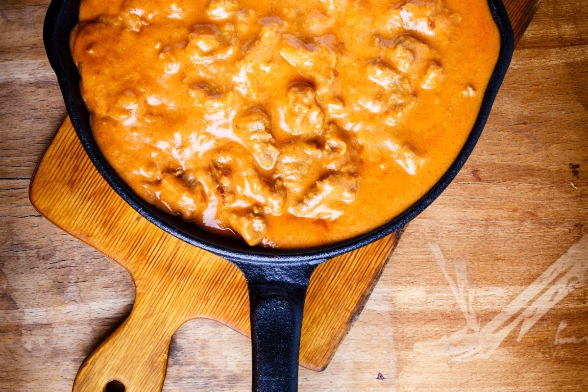 O que precisa para fazer strogonoff de frango simples e rápido? Veja essa receita incrível (Fonte: Canva Pro)