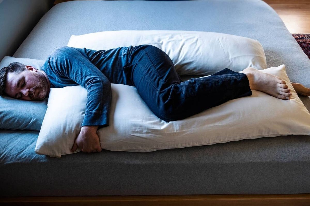 3 dicas do jeito certo de dormir com travesseiro! Faça assim e tenha um melhor sono - Foto: canva.