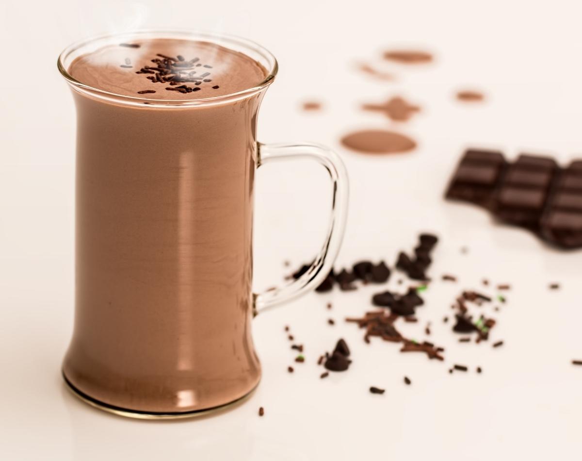 Como fazer chocolate quente simples com nescau - foto: Canva