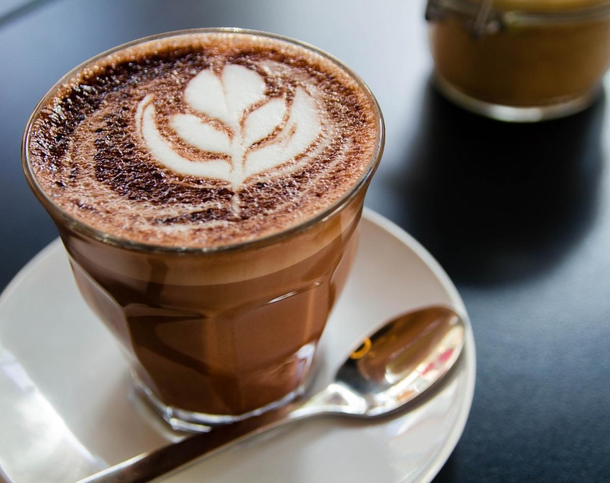 Como fazer chocolate quente simples com nescau - foto: Canva